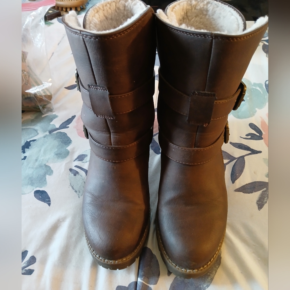 Boots size 5.5, fits like a 6